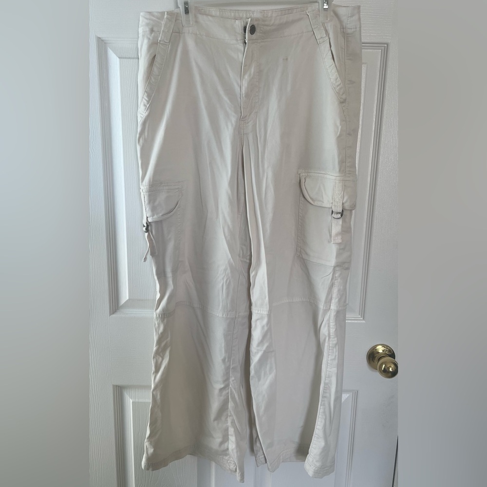 American Eagle Outfitters Cream Cargo Pants Petite